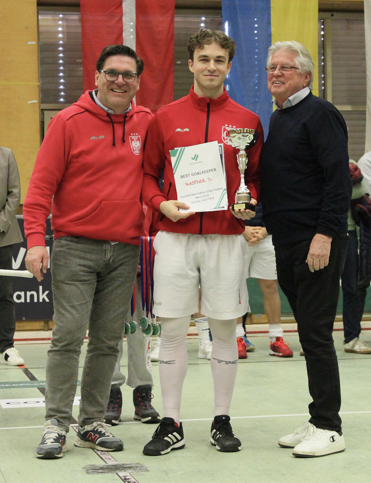 (c)Post SV -EHL-Siegerehrung 2026_Clemens Rarrel (l), Hockey Torwart Jakob Kastner, Felix Weigel (r)