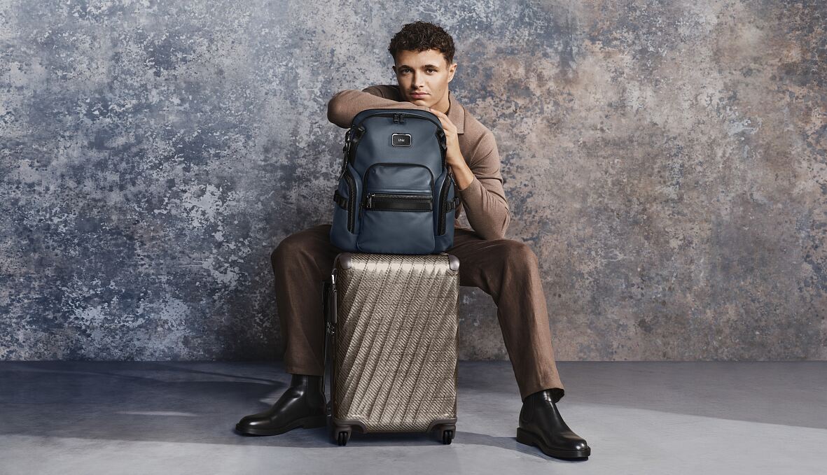 TUMI_FW25Lando_Alpha Bravo Navigation BackpackNavyCanvas_Euro 580.00_19DegreeLiteIntlCO-TitaGrey_Euro 790.00