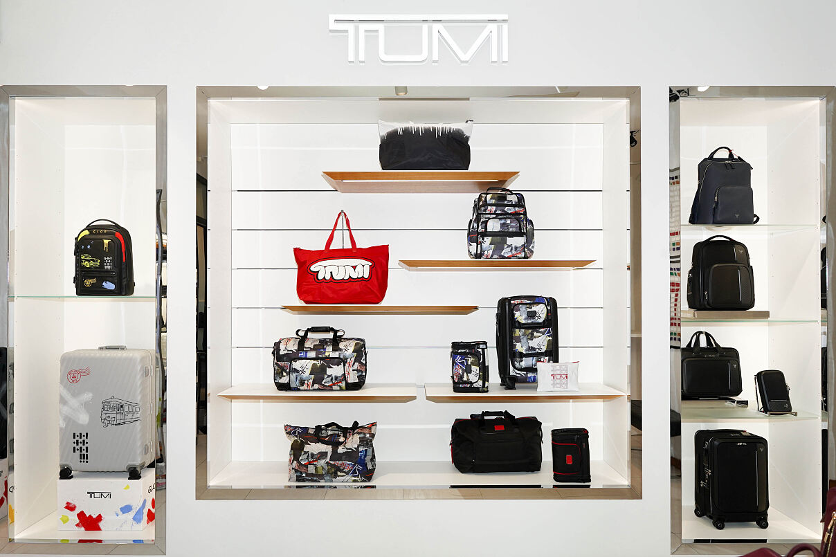 TUMI x GLOD_LiveArtPerformanceEvent_100925_Vienna©DIVINECOMMUNICATIONS_NYC Poster Print Collection Store