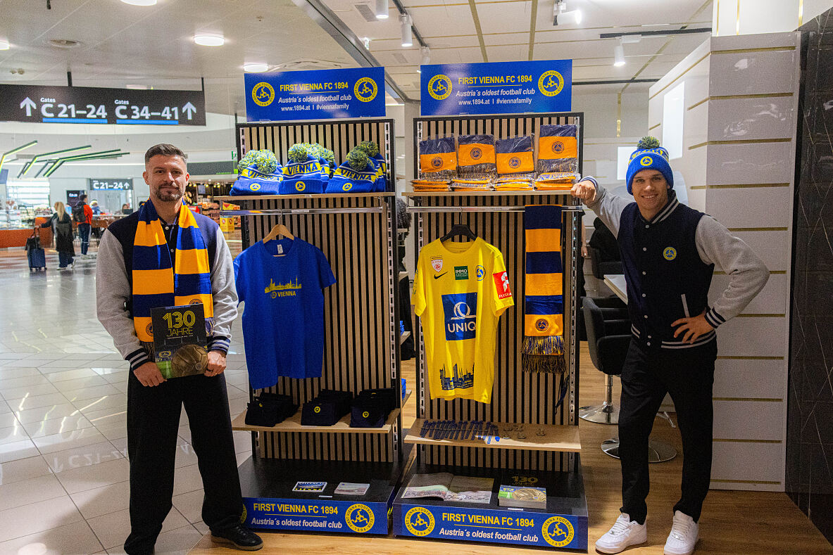 © First Vienna FC 1894 (honorarfrei)_v.l.n.r.: Vienna-Spieler Marco Djuricin & Christoph Monschein vor den Vienna-Airport Shops