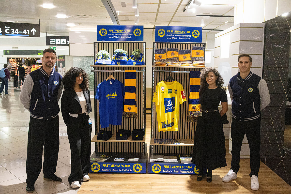 © First Vienna FC 1894 (honorarfrei)_v.l.n.r.: Vienna-Spieler Marco Djuricin & Christoph Monschein mit 2 Verkäuferinnen der Vienna-Airport Shops